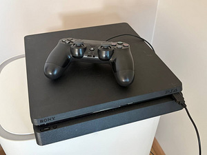 Sony Playstation 4 Slim + Dualshock 4 (1 foto / 3)
