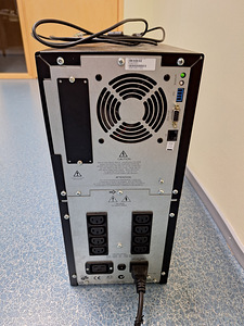 APC Smart UPS 2200i (2 фото из 2)