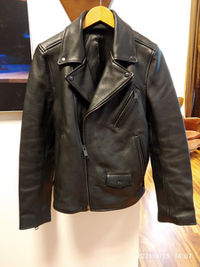 Продам стильную кожаную куртку для подростка 10-15 лет.