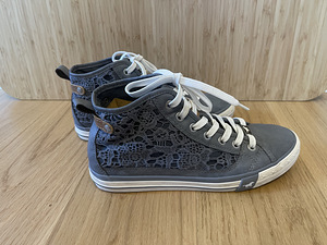 Женские кеды (3 фото из 4)