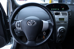 TOYOTA YARIS 1.2 64KW (7 foto / 15)