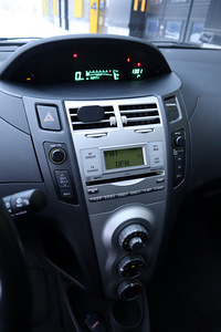 TOYOTA YARIS 1.2 64KW (8 foto / 15)