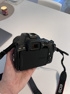 Canon EOS 250D + EF-S 18-55mm IS II + EF 75-300mm III (2 foto / 4)