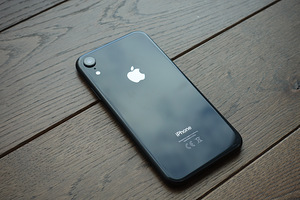 iPhone XR 64 GB + kõrvaklapid + ümbris + kaitseklaas (1 foto / 6)