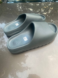 Yeezy slides EU 48 1/2 (tegelik ~EU47) (2 foto / 3)