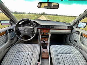 MERCEDES-BENZ E 200 D (7 фото из 8)