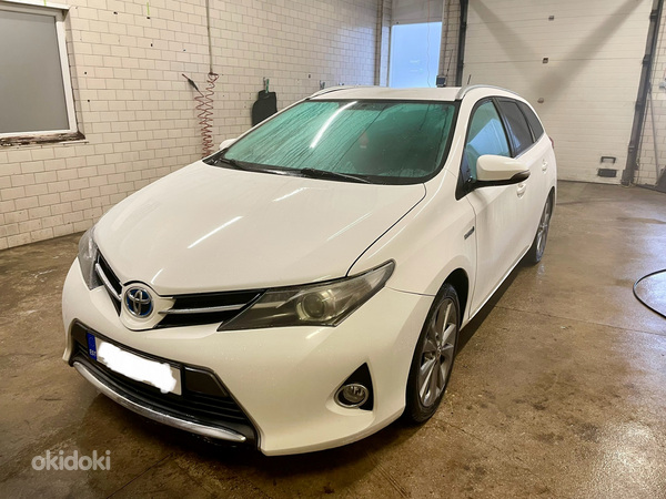 Прокат автомобилей Toyota Auris Hybrid/LPG (фото #1)