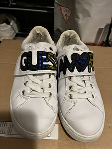 Продам Кроссовки Guess (2 фото из 2)