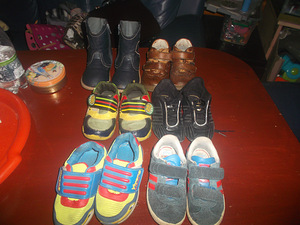 С 2 до 4х много обуви(кожа натуральная с 25 по 27 размер)