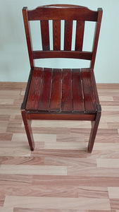 Kaks puidust tooli