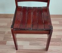 Kaks puidust tooli