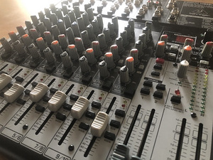 Микшер behringer X1622USB (3 фото из 5)
