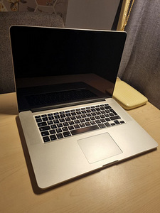 Macbook Pro (Retina, 15-Inch, Mid 2015) (9 foto / 10)