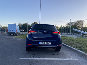 Toyota Auris Hybrid 2018 (6 foto / 13)