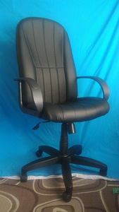 Новое офисное кресло из кожи