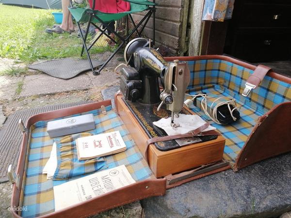 Подольская швейная машина советской эпохи с мотором (фото #1)