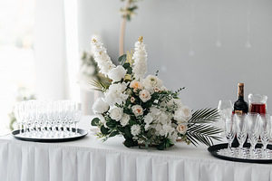 Pulmalaudade dekoratsioonikomplekt noorpaarile (2 foto / 4)