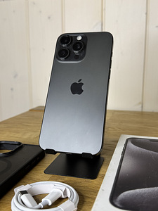 Apple iPhone 15 Pro Max 256GB Black Titanium (1 foto / 4)