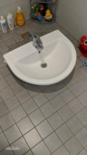 Керамическа раковина для ванной комнаты со смесителем, белая (фото #1)