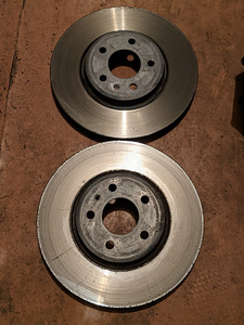 Audi A4/A5/Q5/Q3 original esi piduriklotsid 4tk, kettad 2tk (4 foto / 10)
