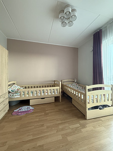 Двухъярусная кровать из дерева (2 фото из 3)