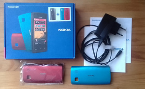 Nokia 500 kaaned ja laadija AC-8E