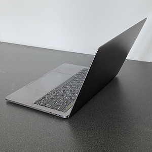 Macbook Pro 13" 2016 Touch Bar (6 foto / 9)