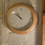 Круглые настенные часы с деревянной окантовкой (фото #2)