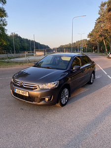 Аренда автомобиля (2 фото из 9)