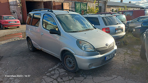 Toyota Yaris Verso varuosadeks (4 foto / 10)