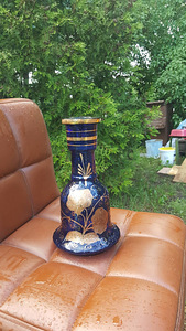 Красивая синяя ваза