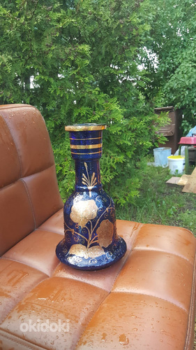 Красивая синяя ваза