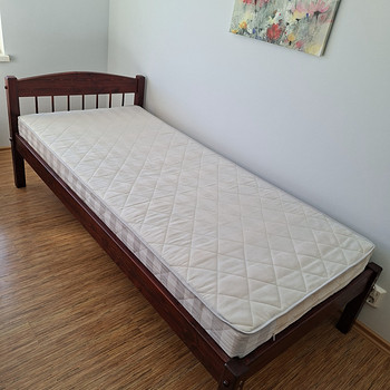 Täispuidust 90×200cm voodi koos madratsiga