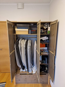 Puidust kirjutuslaud ja riidekapp (5 foto / 5)