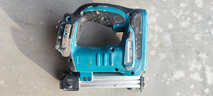 Akuklambrilööja Makita DST221 (2 foto / 2)