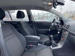 Toyota Avensis 2.2d 110kw (2 foto / 12)