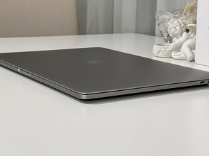 MacBook Pro 15' 2018, Radeon 560X, 1 ТБ, 6 ядер (5 фото из 8)