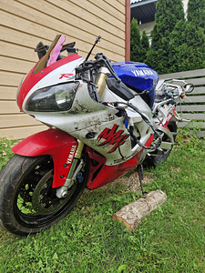 Yamaha R1 (3 foto / 6)