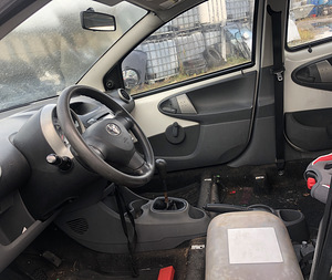 TOYOTA AYGO 1,0 BENSIIN, VARUOSAD (4 foto / 7)