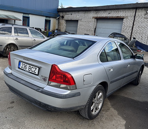 VOLVO S60 2,4 TURBO BENS AUTOMAAT, VARUOSAD (5 foto / 9)