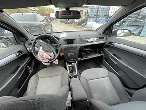 OPEL ASTRA H 1,6 BENSIIN 77 KWT, VARUOSAD (2 foto / 10)