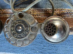 Vana telefonimontööri toru kettaga (3 foto / 6)