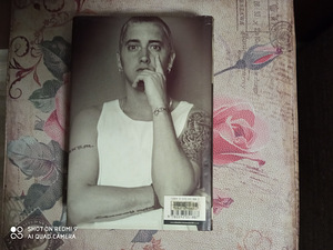 Биография Eminem,книга на английском языке. (2 фото из 3)
