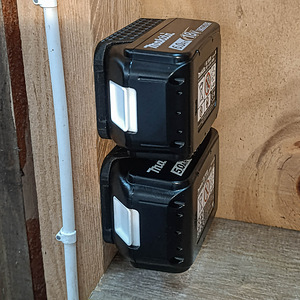 Держатель для аккумулятора Makita 18V (1 фото из 5)
