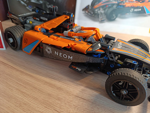 LEGO Technic NEOM McLaren Formula (3 foto / 5)