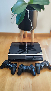 PlayStation 3 с 3 контроллерами и играми в продаже! (3 фото из 4)