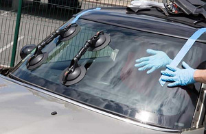 Auto esiklaasi vahetus (3 foto / 4)