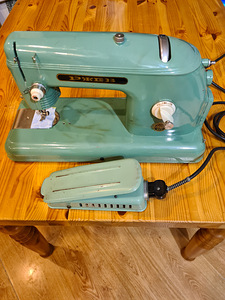 Швейная машина РЗЕВ 1962а. выпуск (в рабочем состоянии)