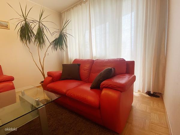 Два кожаных красных дивана (фото #2)