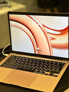 Macbook air 13-inch 2020, i3, 8gb RAM (2 foto / 4)